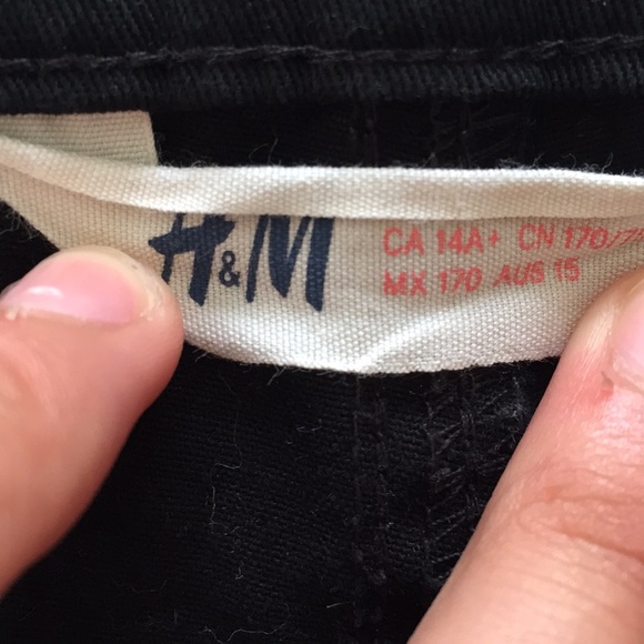 Black denim H&M shorts - Picture 3 of 3